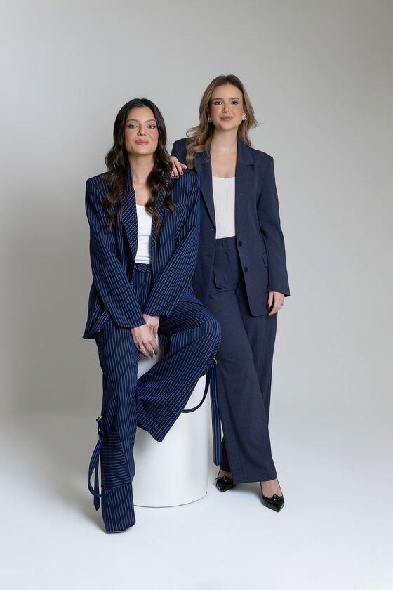 As fundadoras em traje formal